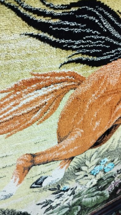 Quadro em madeira com tapete.