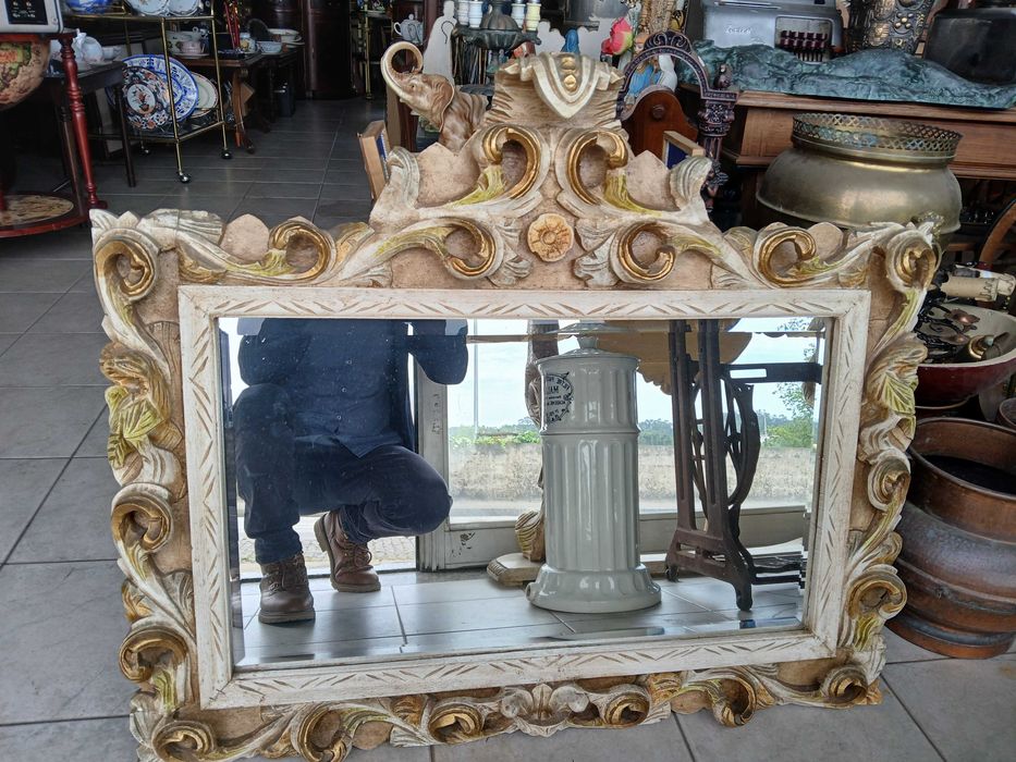 Credencia antiga com espelho e com tampo em marmore.