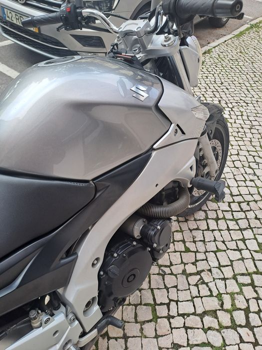 Suzuki GSR 600 impecável
