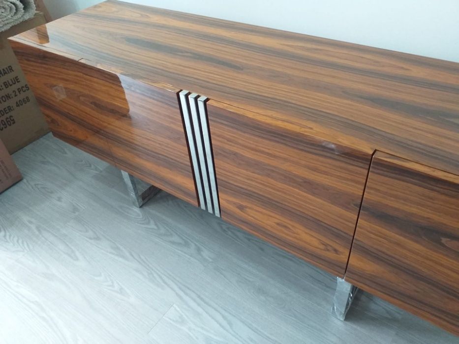 Móvel Tv 4 Portas Pau Ferro Alto Brilho e Inox Polido