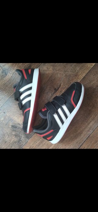 Zadbane chłopięce buty marki adidas na rzepy 34