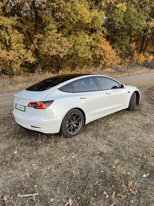 Белая Тесла Tesla Model 3 2020 restyling рестайлінг 60 kWt
