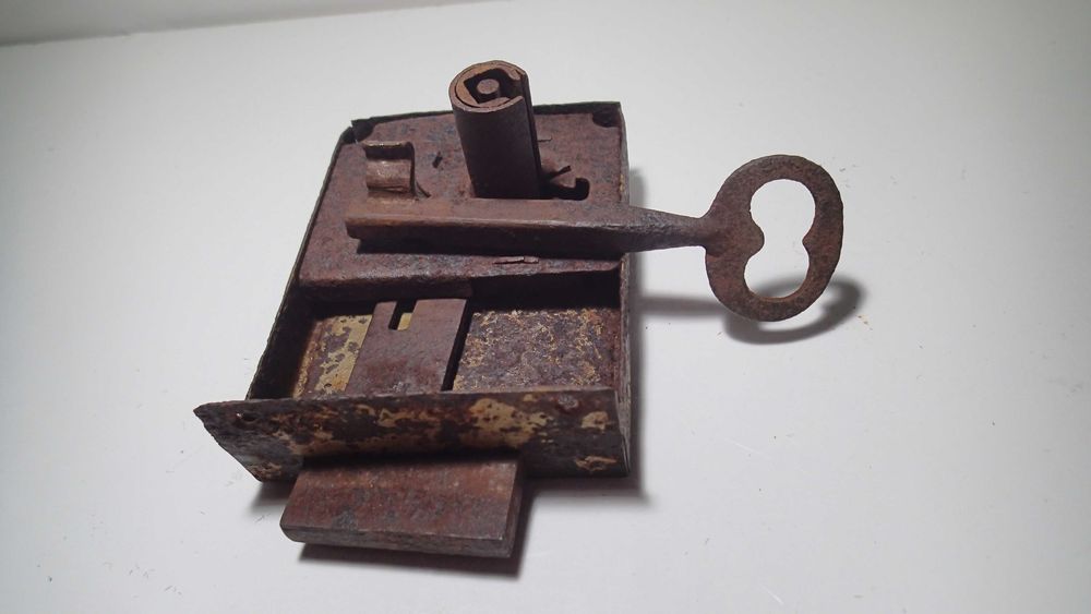 Fechadura antiga em ferro com chave
