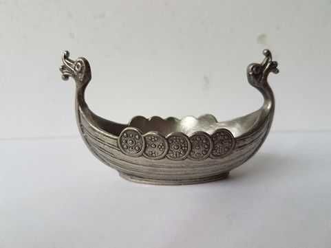 Antyczna cynowa otwarta solniczka łódź statek Wikingów Handstopt TPB