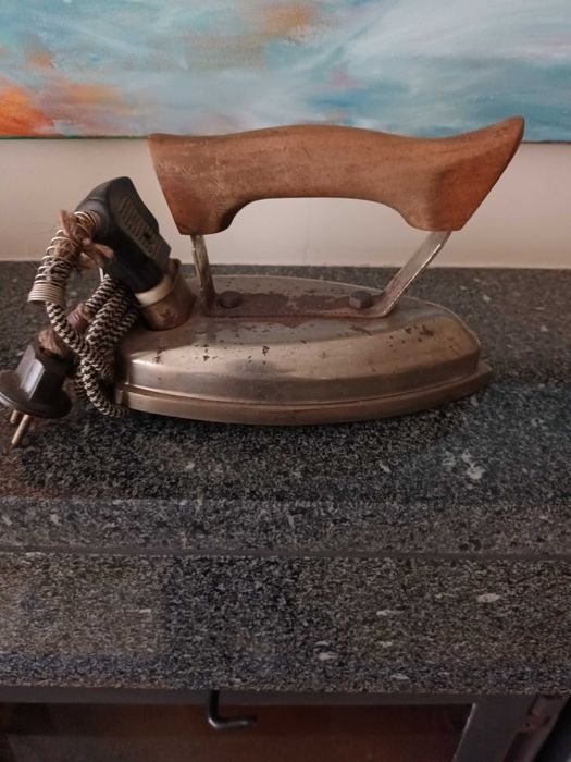 Ferro de passar roupa antigo