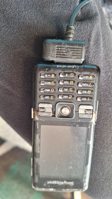 Sony Ericsson  z ładowarką