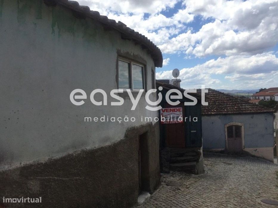 Moradia V4 para recuperar situada na lindíssima aldeia da Açoreira.