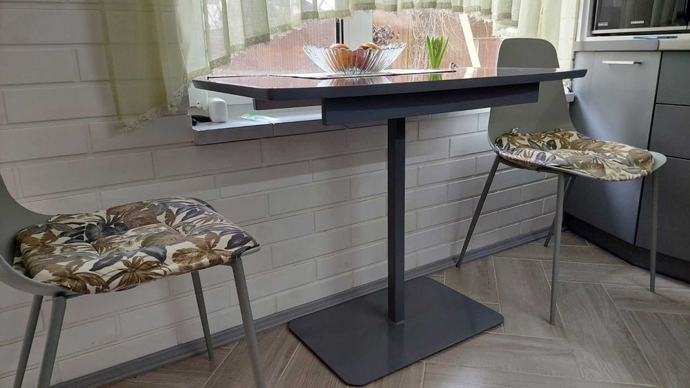 Кухонний стіл на одній ніжці