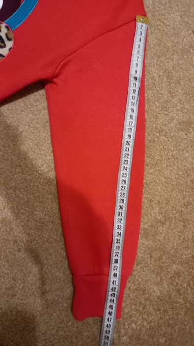 Bluza czerwona z kieszeniami i kapturem roz. 140