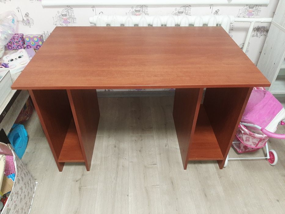 комп'ютерний стіл