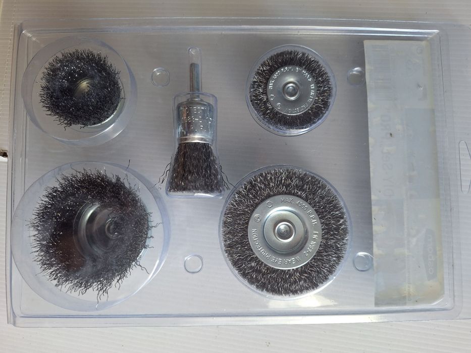 Conjunto de escobas de aço novas