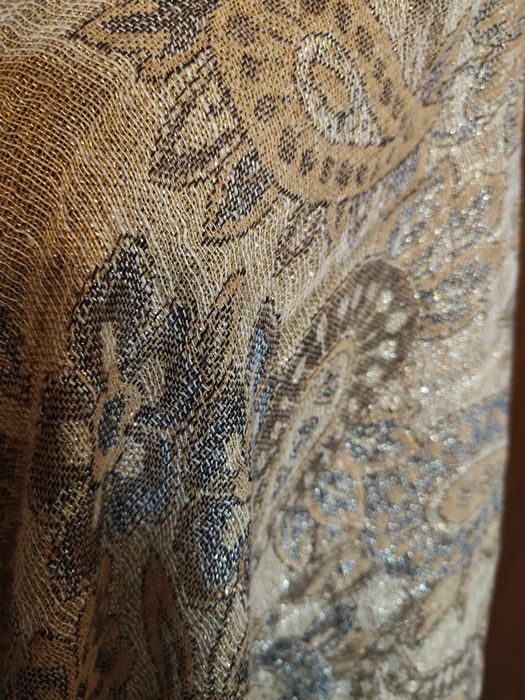 Duży szal w kolorze starego złota