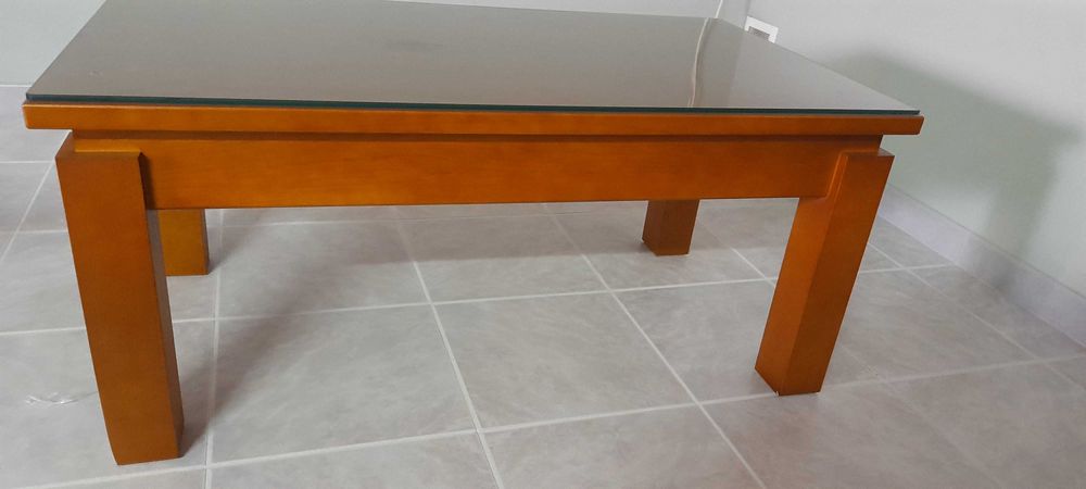 Mesa em madeira com vidro
