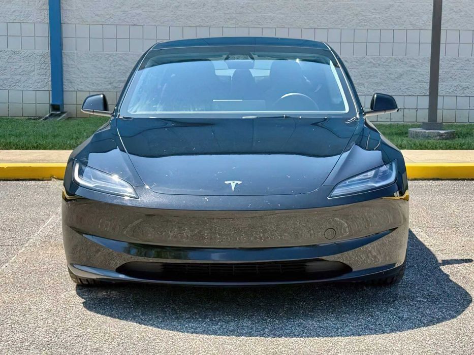 Tesla Model 3      2024