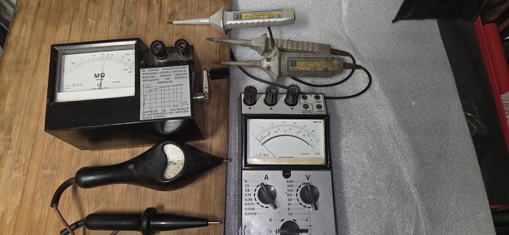 SPRAWNE Induktor IMI-31, Voltomierz UM-3B bakielitowe z czasów PRL