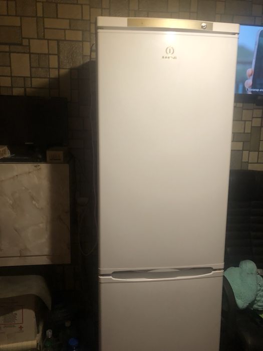 Продам холодильник  Indesit