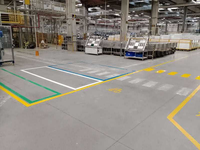 Oznakowanie parkingu garażu malowanie pasów znaków piktogramy bhp