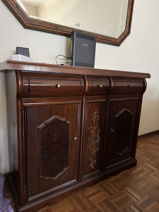 Cómoda de mogno com pedra mármore