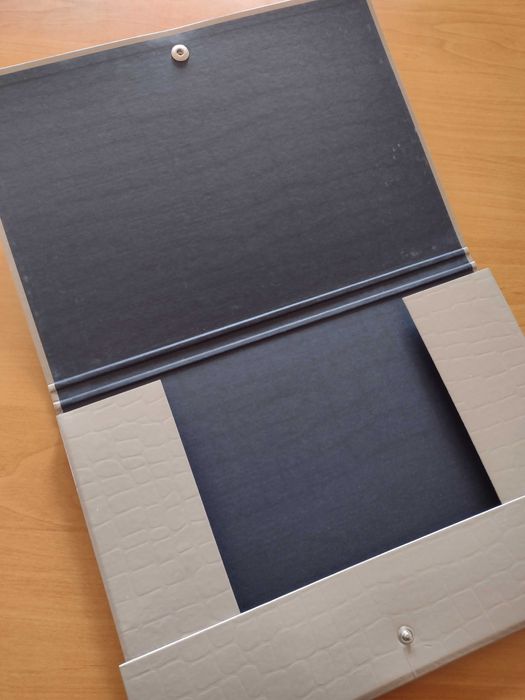 Twarda teczka na dokumenty