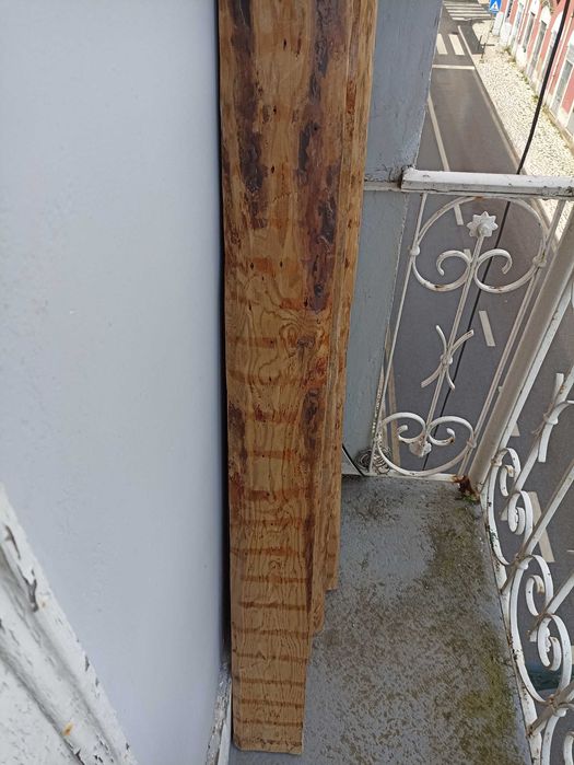 Pranchas de madeira tabique, secas e prontas a usar