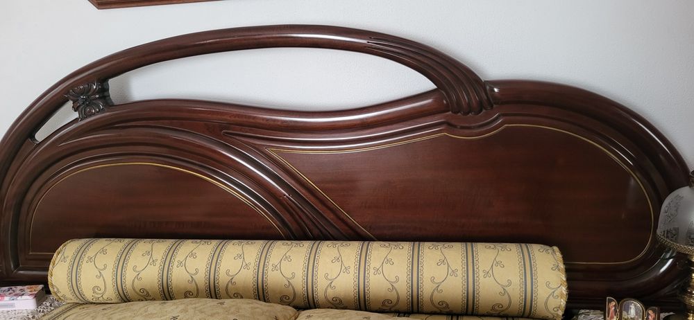 Cama e mesas de cabeceira com pedra mármore