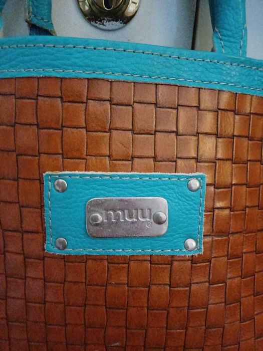 Mala Muu em pele castanho e turquesa como nova