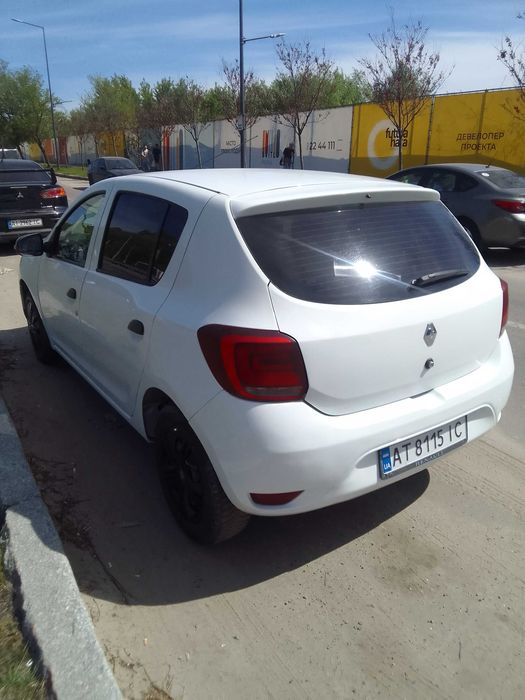 Автомобіль рено сандеро 2