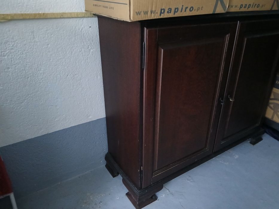 Sapateira em madeira de pau santo