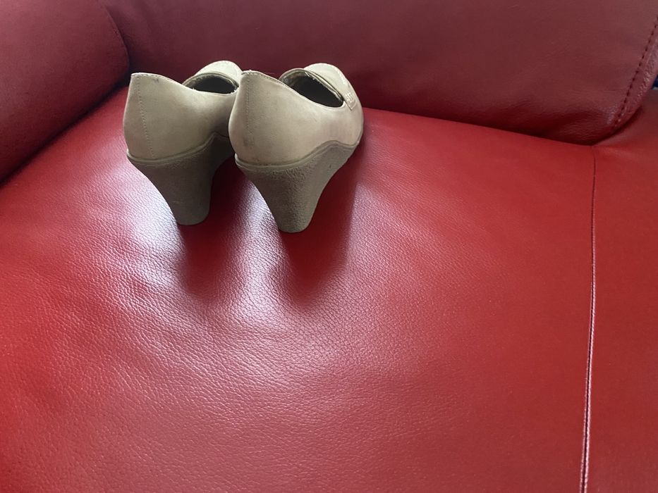 Beżowe, nowe czółenka na koturnie Coco Perla, 38