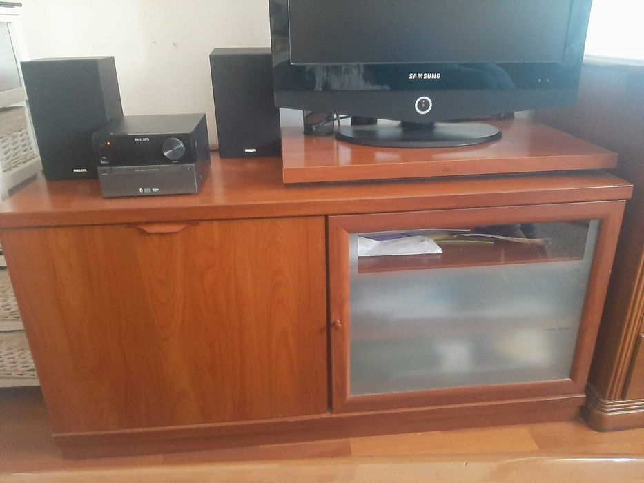 Aparador de televisão em madeira