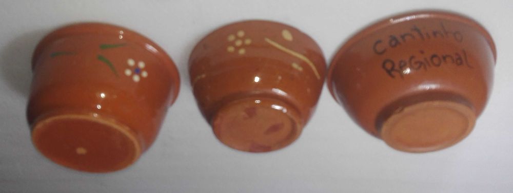 Tijelas e assador em barro vermelho