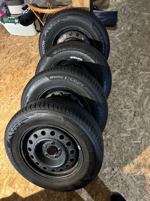 Koła, felgi stalowe 16 z oponami zimowymi hankook 215/70/16