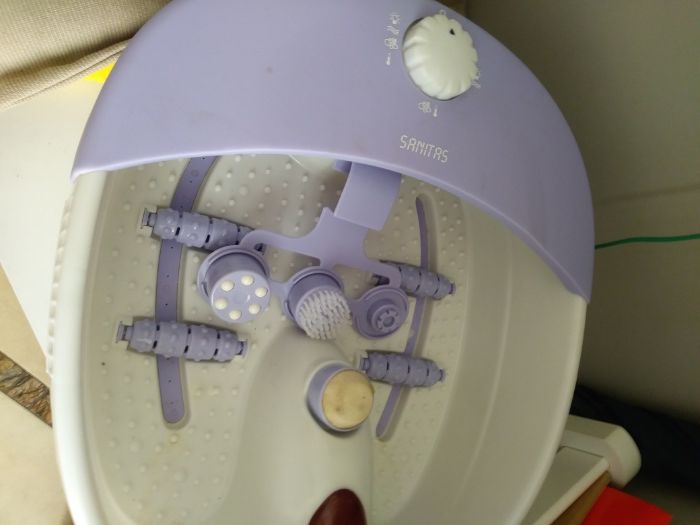 masażer do stóp z podgrzewaniem i hydromasażem.