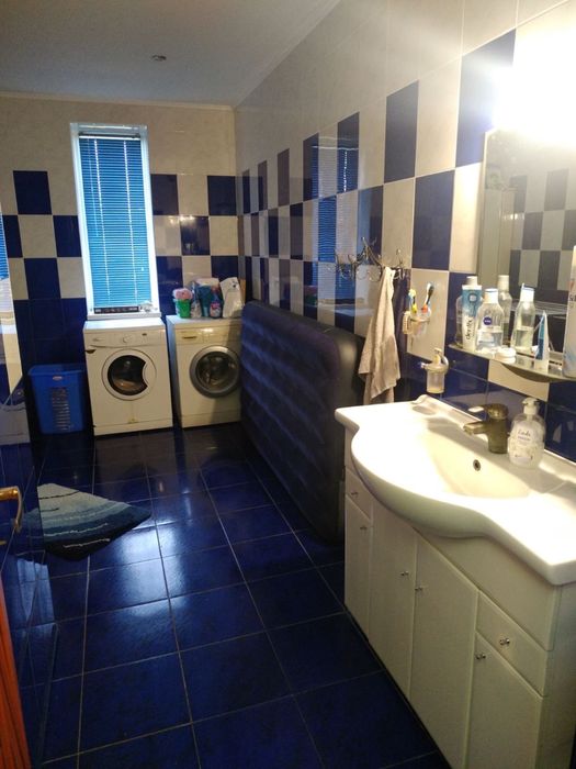 Продаж будинку з окремим гаражем