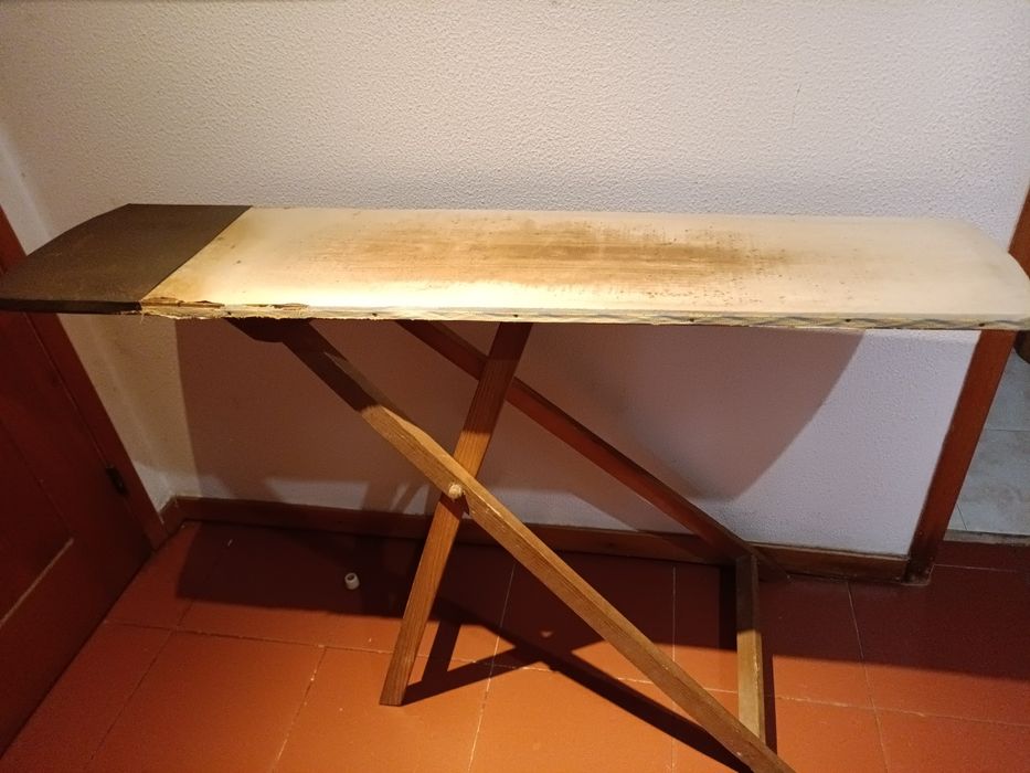 Tábua de engomar em madeira