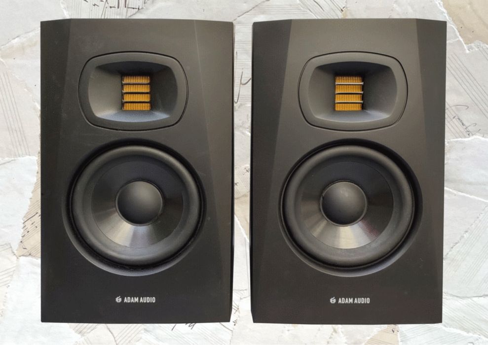 Colunas Adam Audio T5V