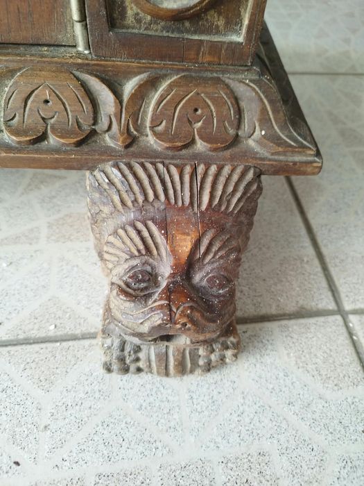 Armário trabalhado com patas de leão