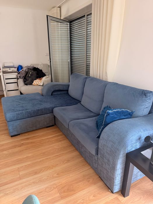 Sofá 3 lugares com chaise long + 2 puffs