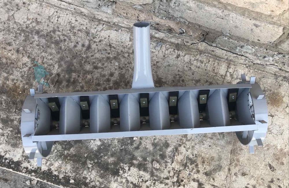 Сеялка новая серого цвета