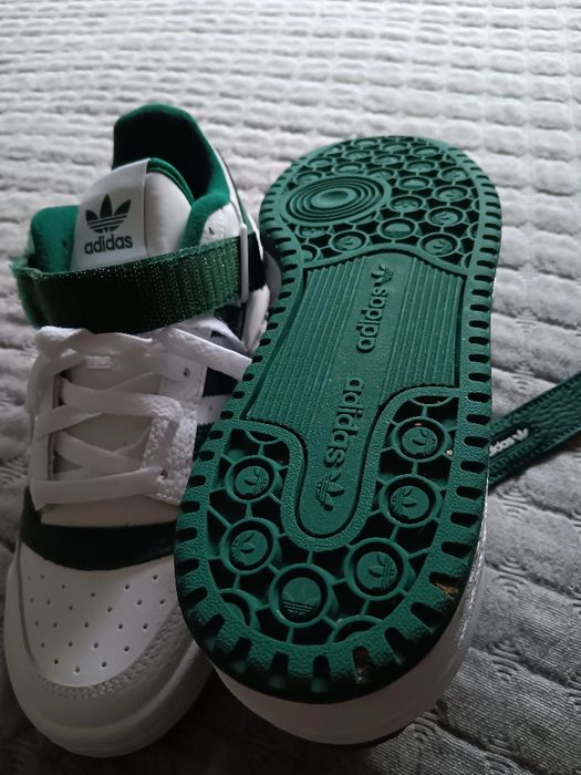 Ténis Adidas verde e branco