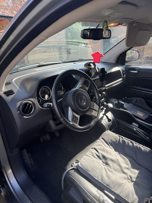 Машина Jeep compass