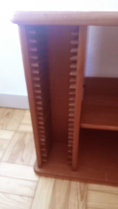 Baixa de preço para desocupar! Móvel TV, CDs e DVDs.Desgaste no tampo.