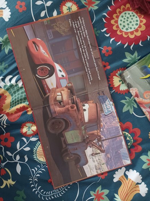 Livro infantil da Disney - Carros - "Mate - O bombeiro de serviço"