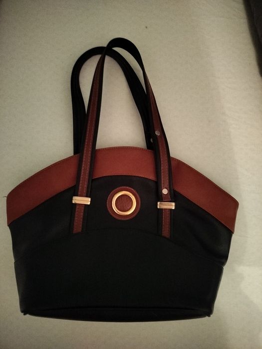 Czarna skórzana torebka