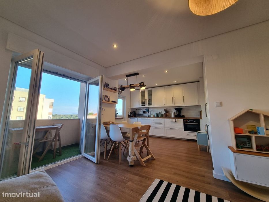 T2 renovado com brio na Charneca da Caparica