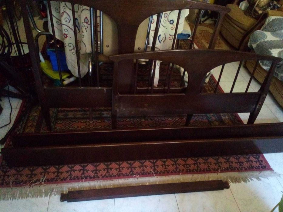 Cama Antiga em Madeira Maciça para Solteiro em Ótimo Estado