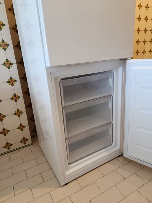 Frigorífico Indesit praticamente novo