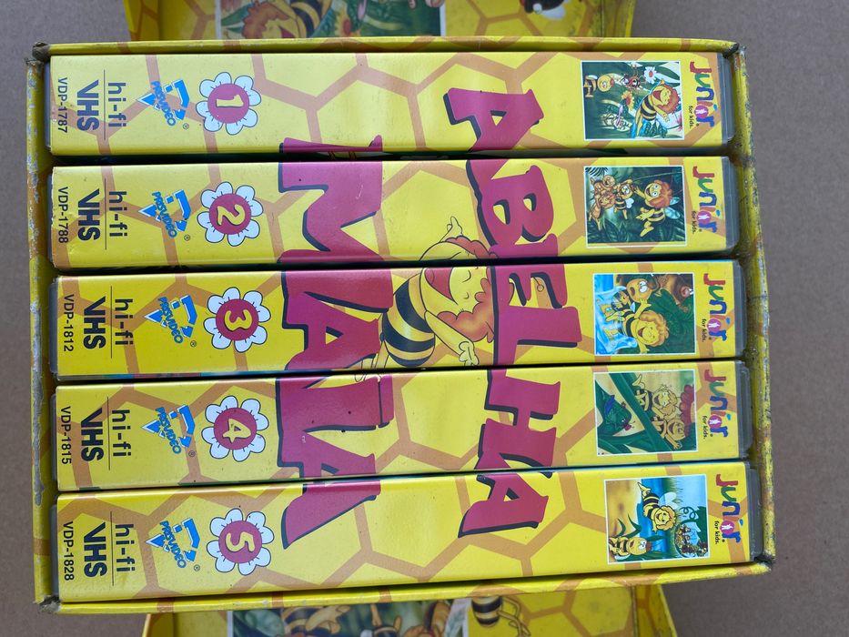 Pack caixa com 5 cassetes vhs da abelha Maia