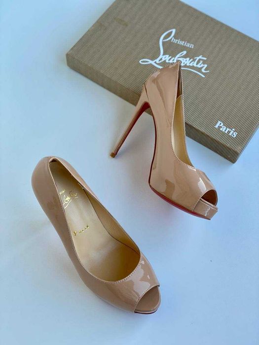 Женские бежевые лаковые туфли  Louboutin New Very Prive 12 см лабутены