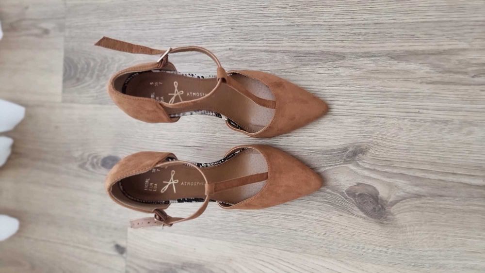 Sapatos de Salto Alto em Camurça